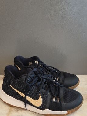 Kyrie 3 Badge Of Honor Sneaker